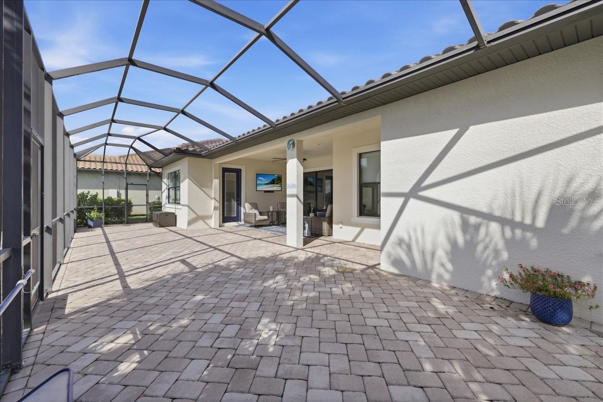 Listing photo id 32 for 10181 Belcrest Boulevard