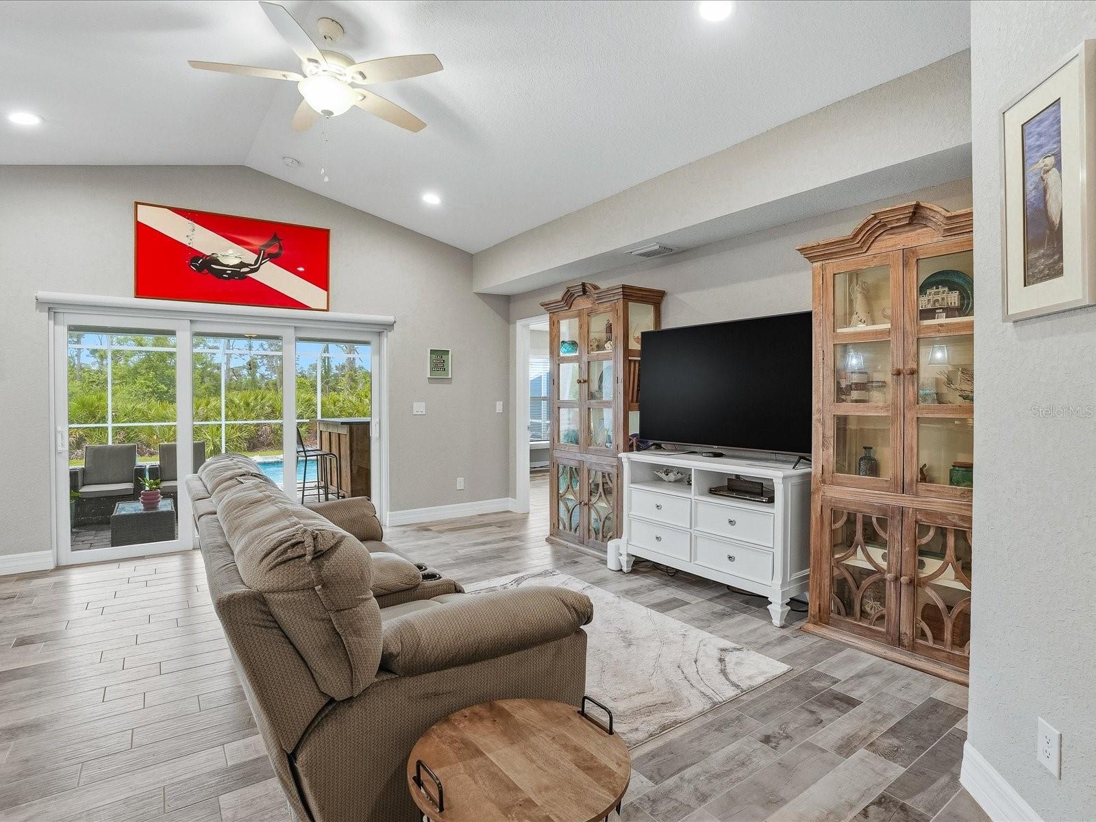 Image 7 of 39 For 127 Glades Drive