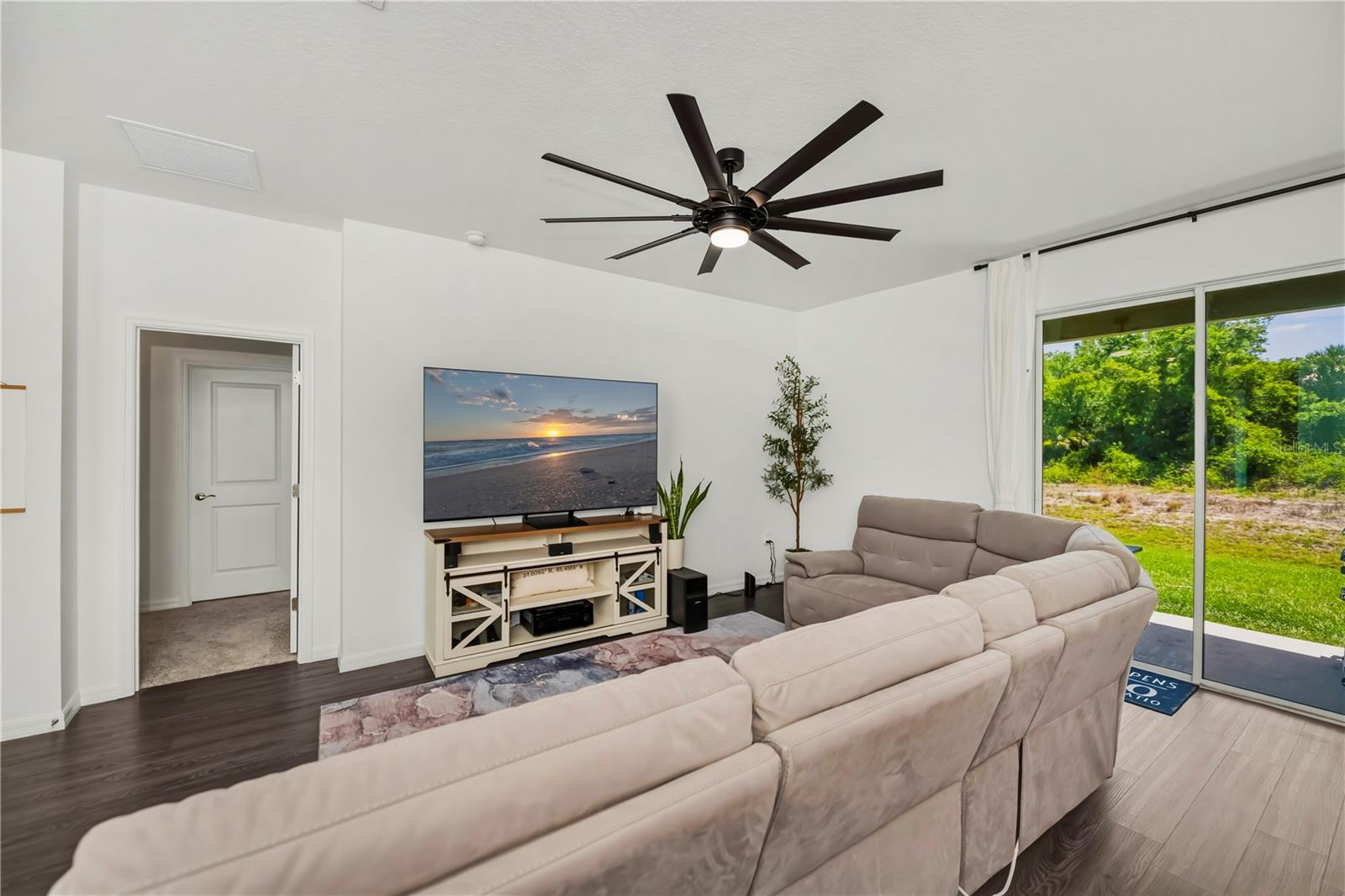 Image 12 of 55 For 5306 Dunsmuir Road