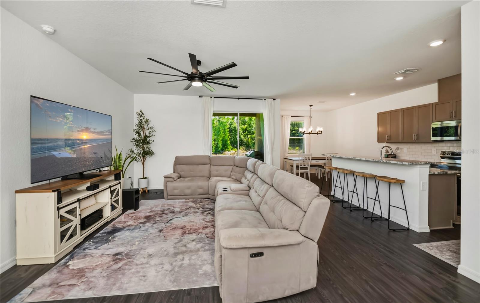 Image 14 of 55 For 5306 Dunsmuir Road