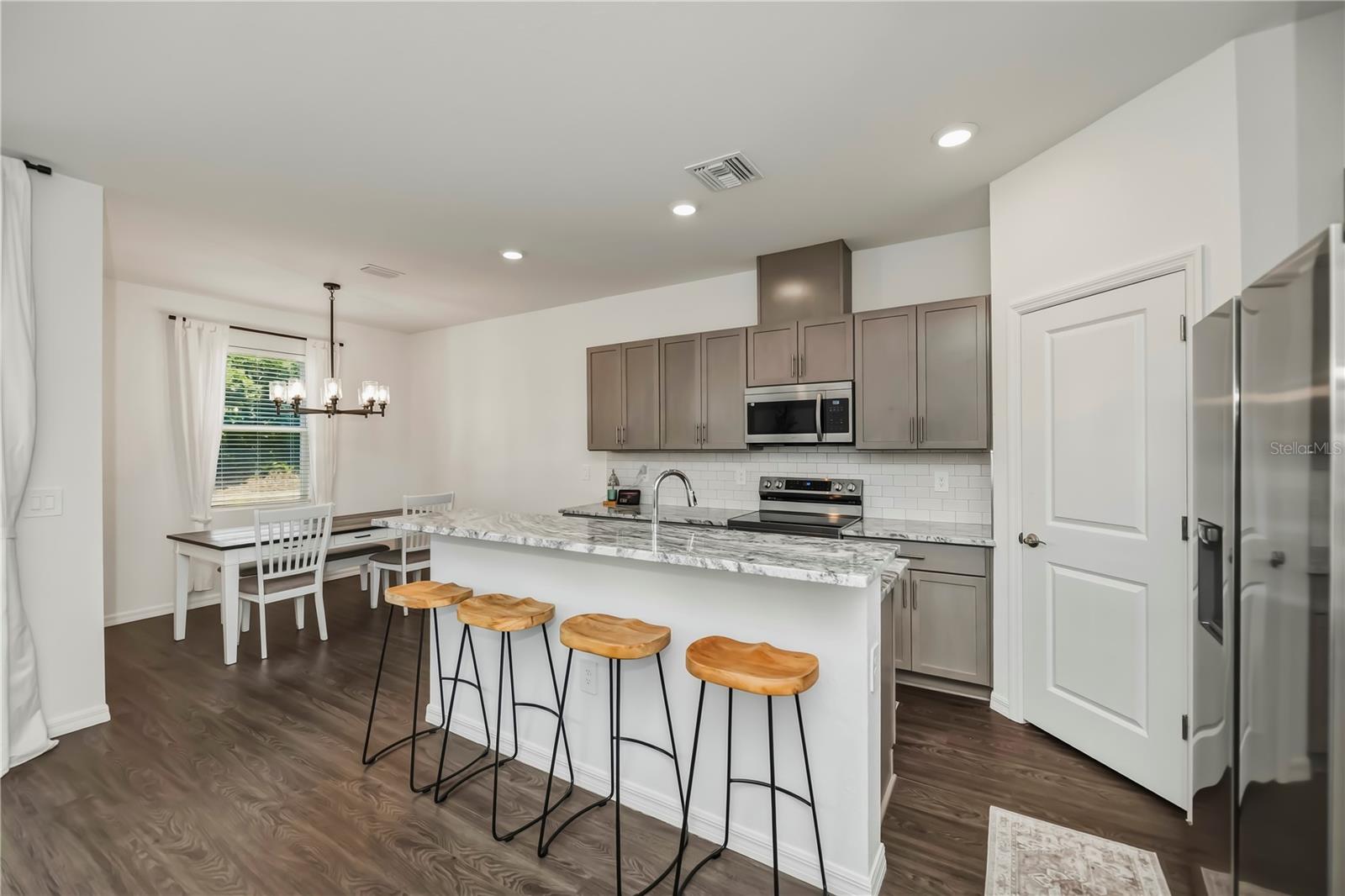 Image 15 of 55 For 5306 Dunsmuir Road