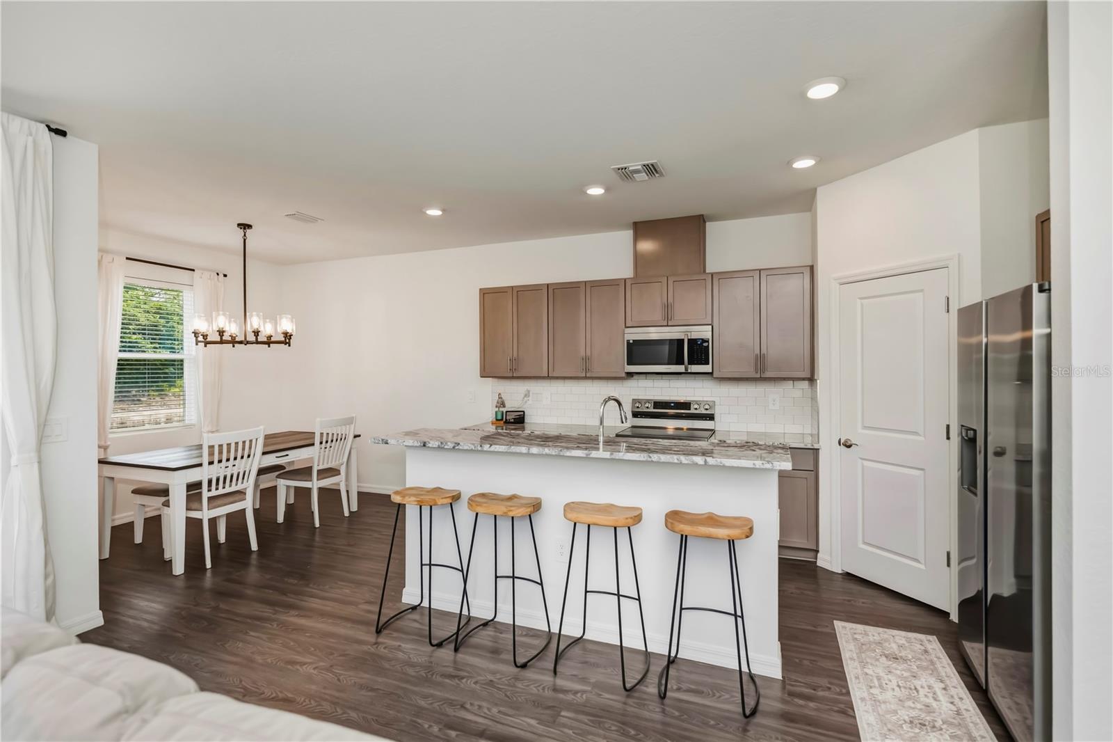 Image 16 of 55 For 5306 Dunsmuir Road