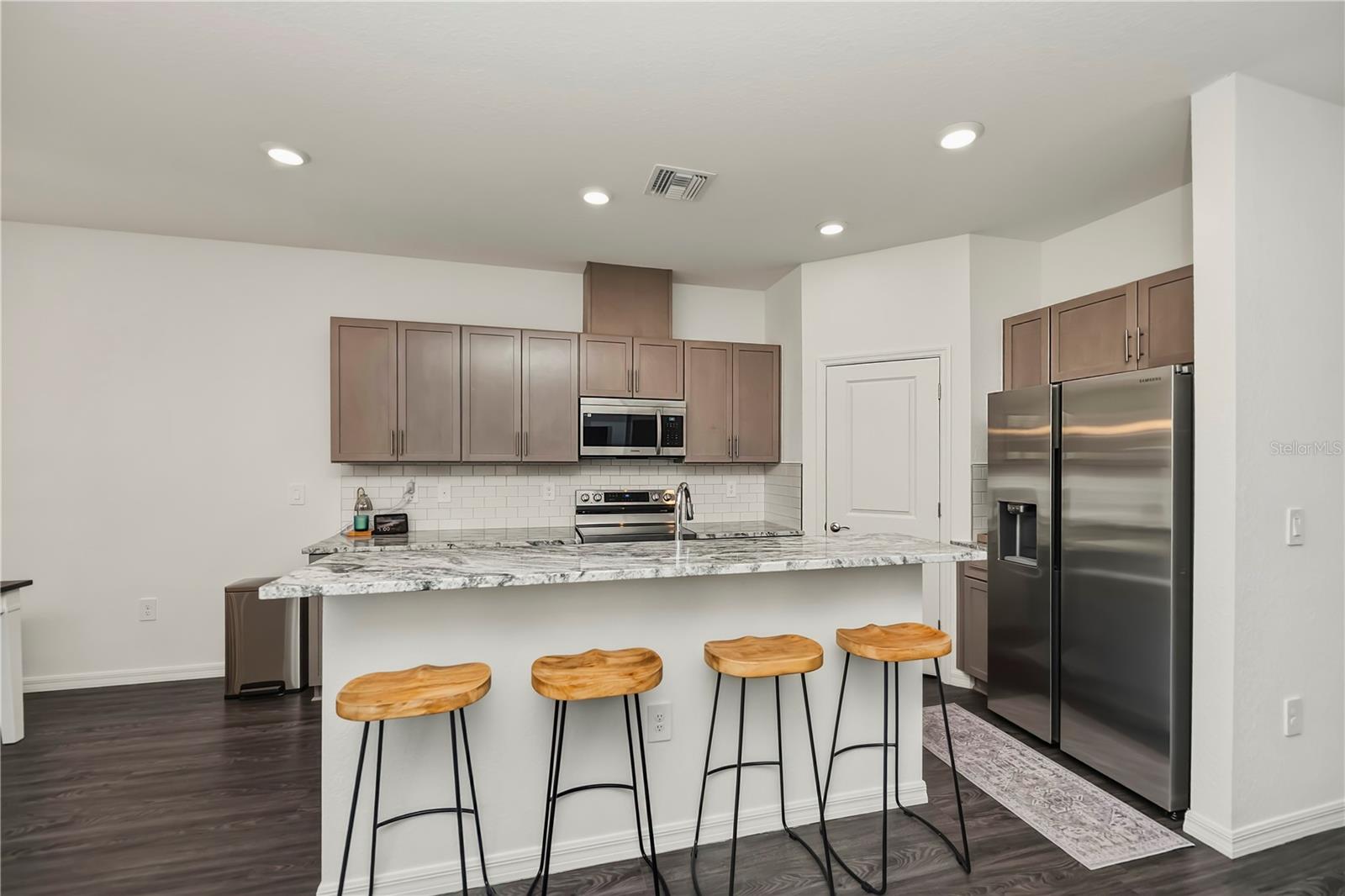 Image 17 of 55 For 5306 Dunsmuir Road