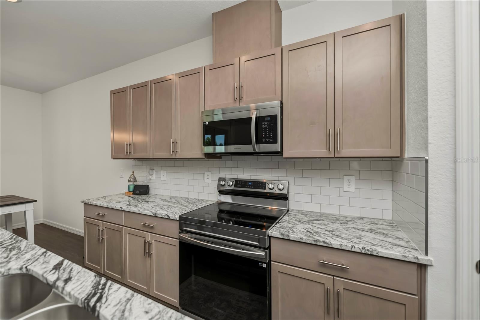 Image 18 of 55 For 5306 Dunsmuir Road