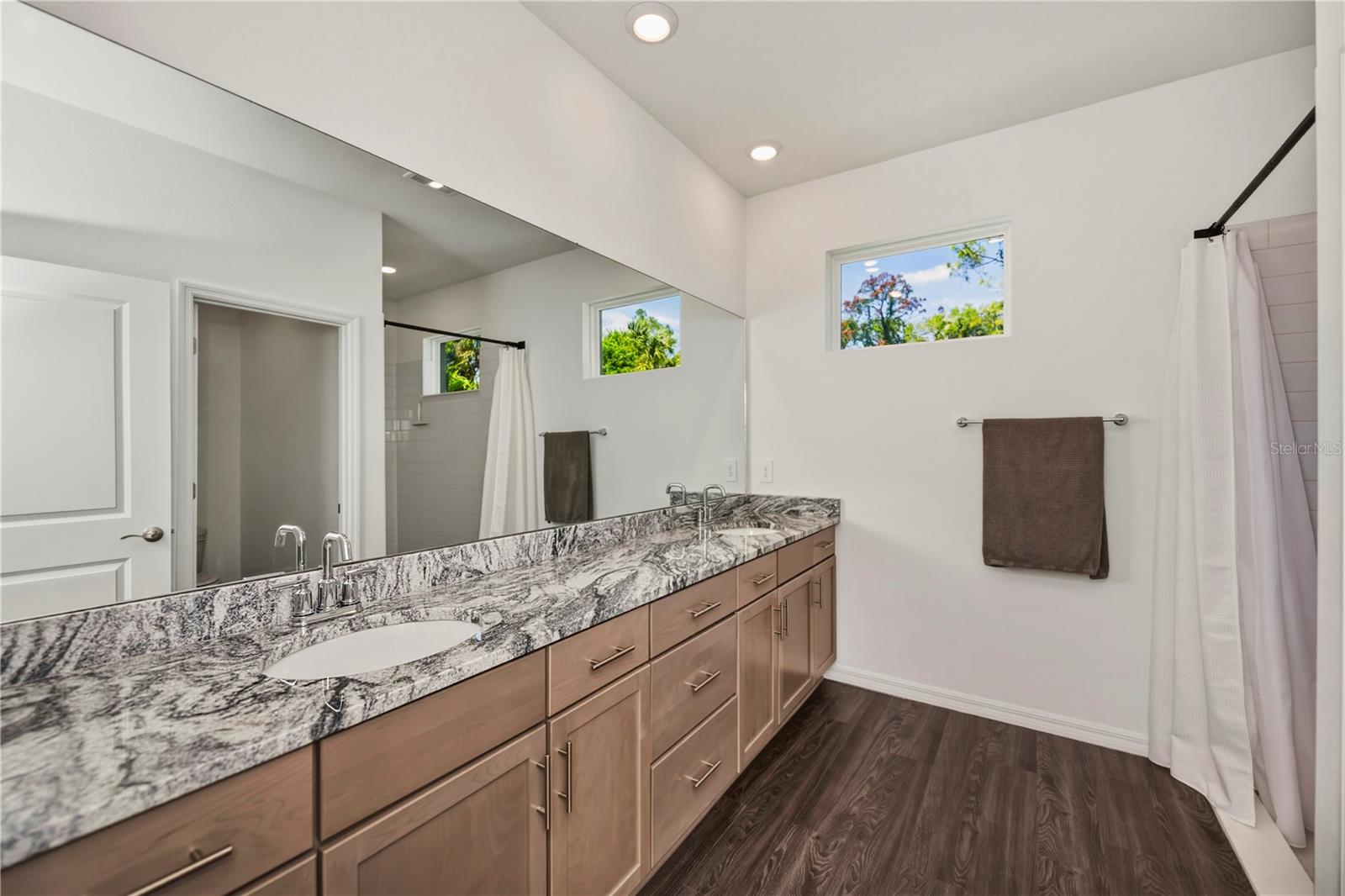 Image 29 of 55 For 5306 Dunsmuir Road