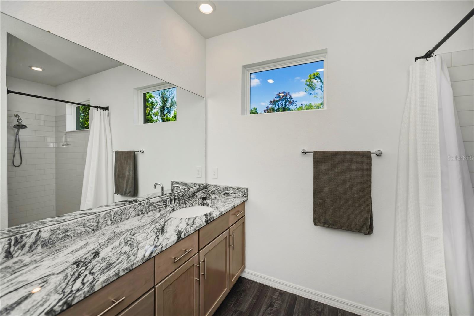 Image 30 of 55 For 5306 Dunsmuir Road