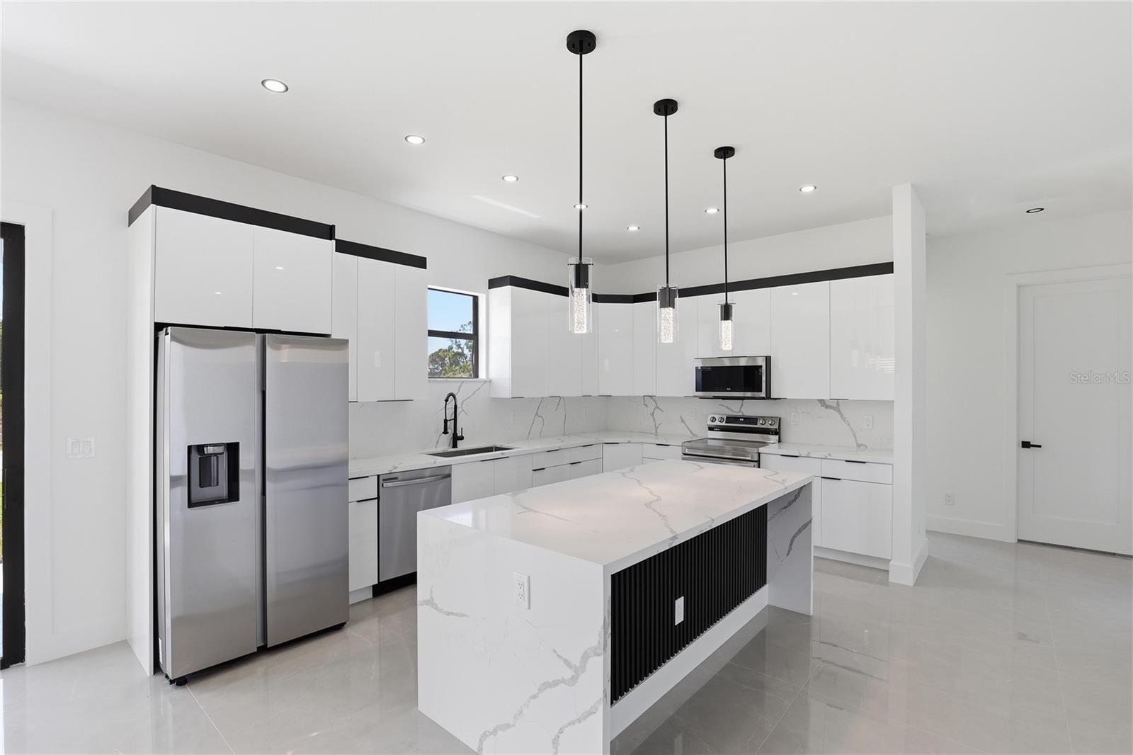 Image 12 of 27 For 1124 Edelweiss Street E