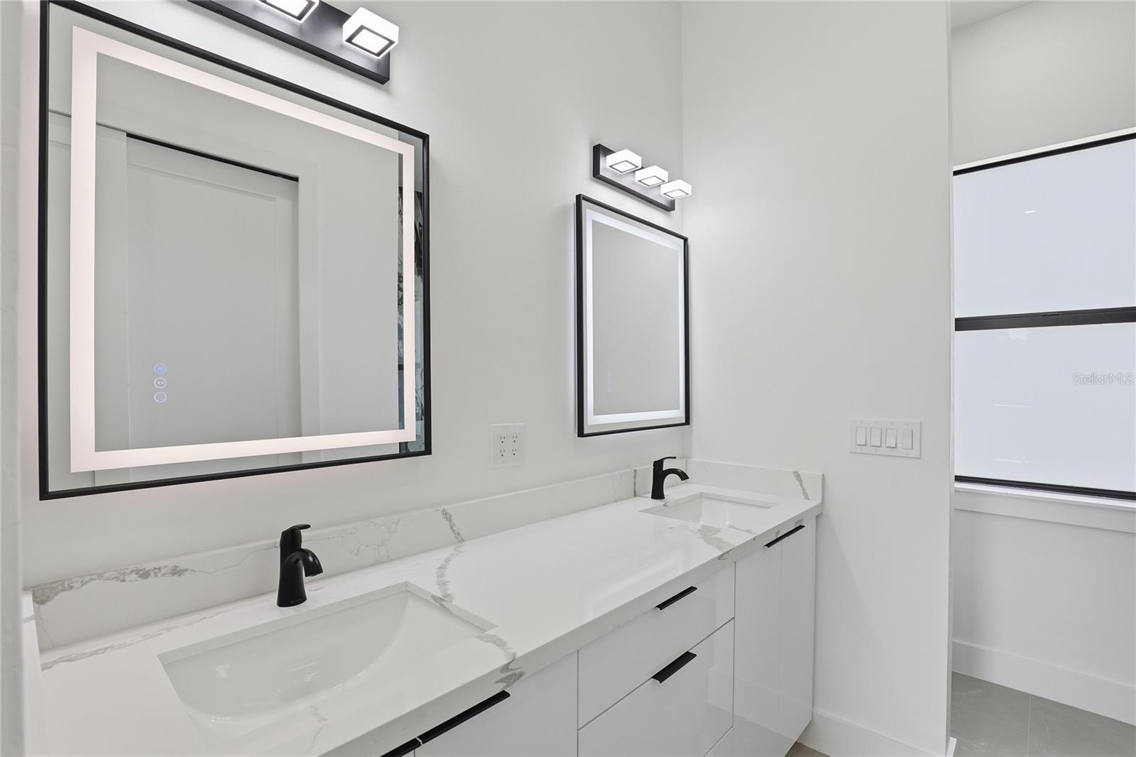 Image 14 of 27 For 1124 Edelweiss Street E