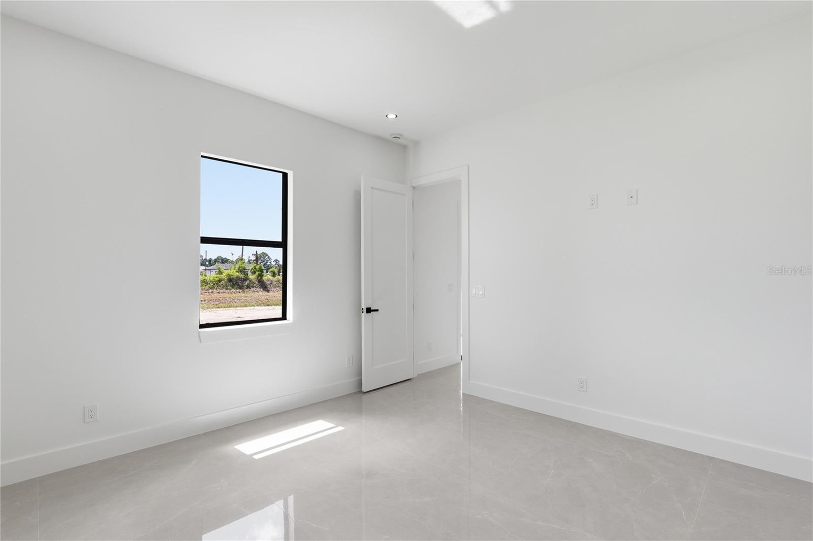 Image 16 of 27 For 1124 Edelweiss Street E