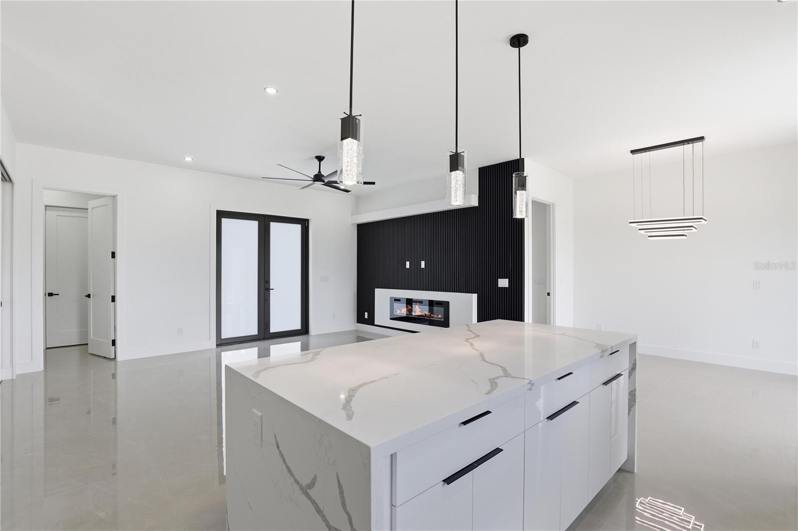 Image 18 of 27 For 1124 Edelweiss Street E