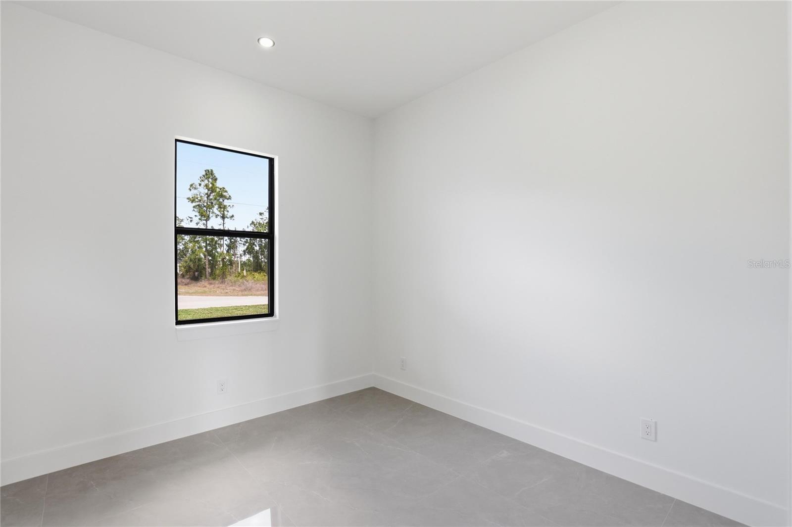 Image 24 of 27 For 1124 Edelweiss Street E