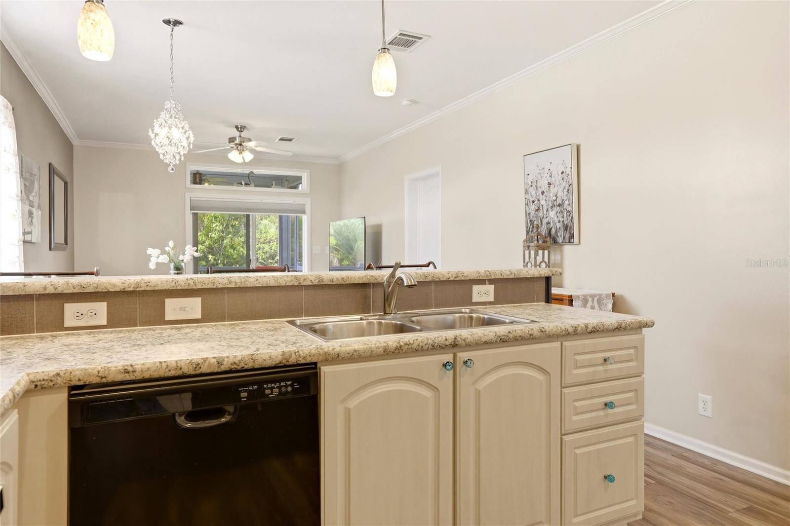 Image 15 of 49 For 701 Aqui Esta Drive 218