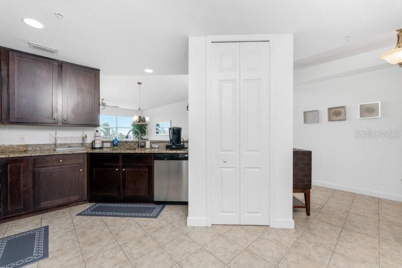 Image 7 of 52 For 2001 Bal Harbor Boulevard 2412