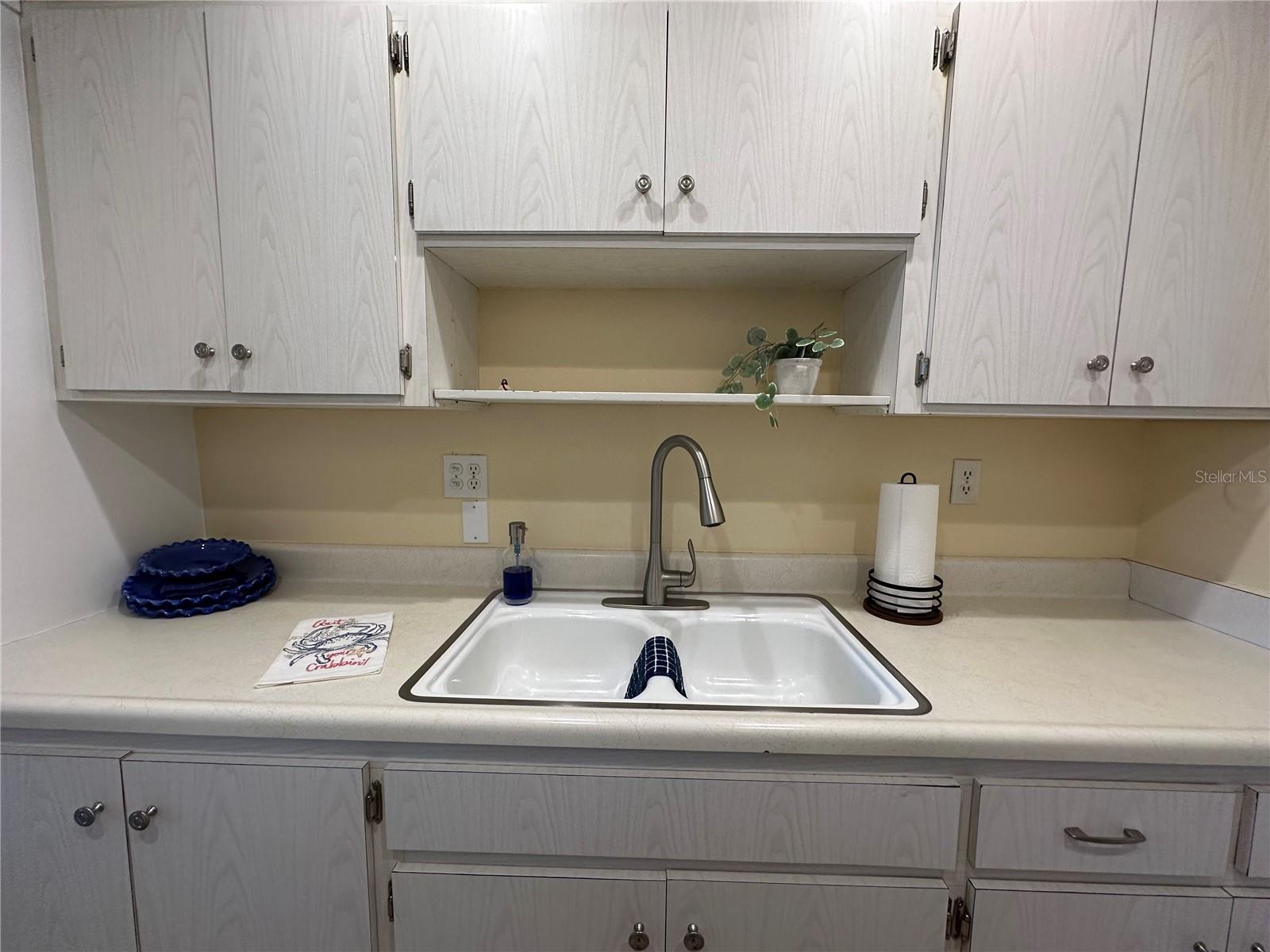 Image 11 of 32 For 200 The Esplanade N B10