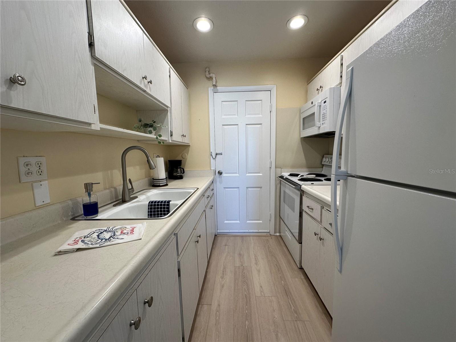 Image 12 of 32 For 200 The Esplanade N B10