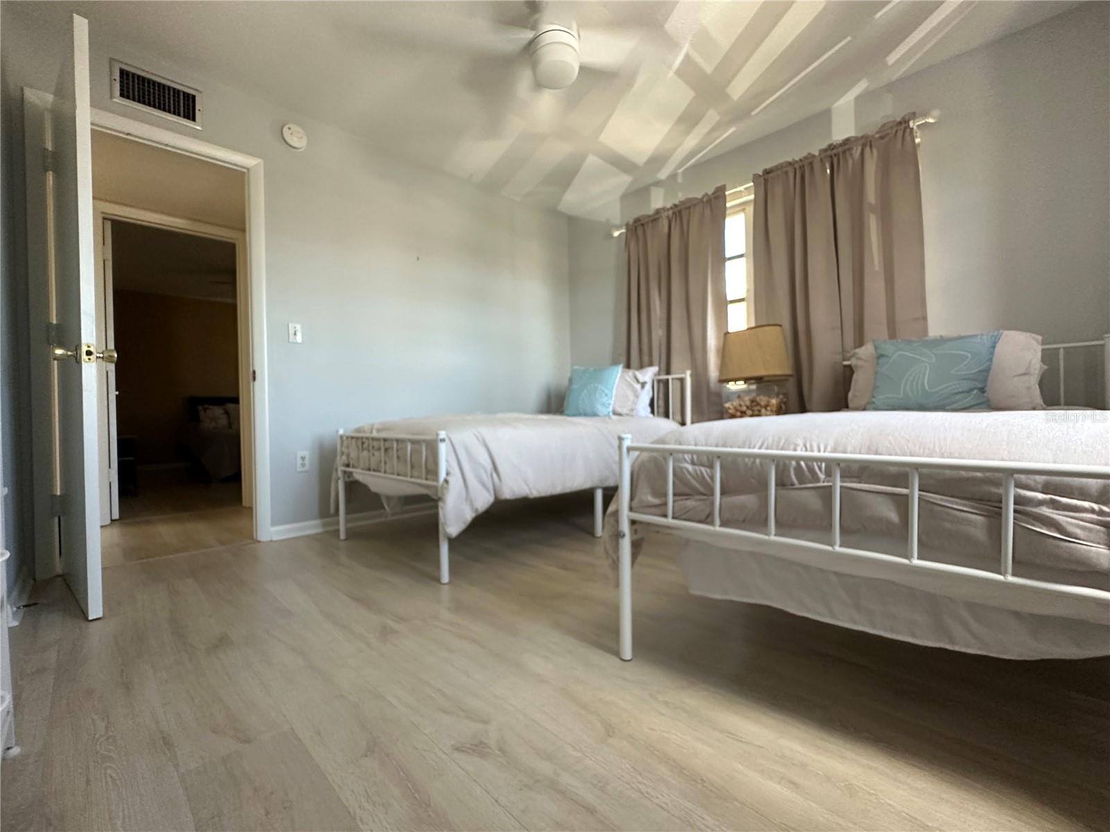 Image 22 of 32 For 200 The Esplanade N B10