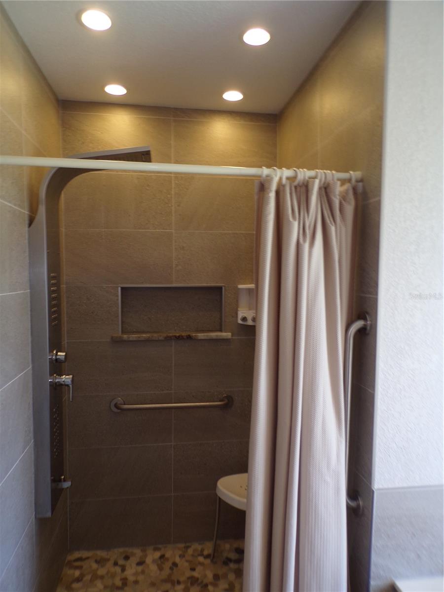 Image 20 of 41 For 4942 Ariton Road