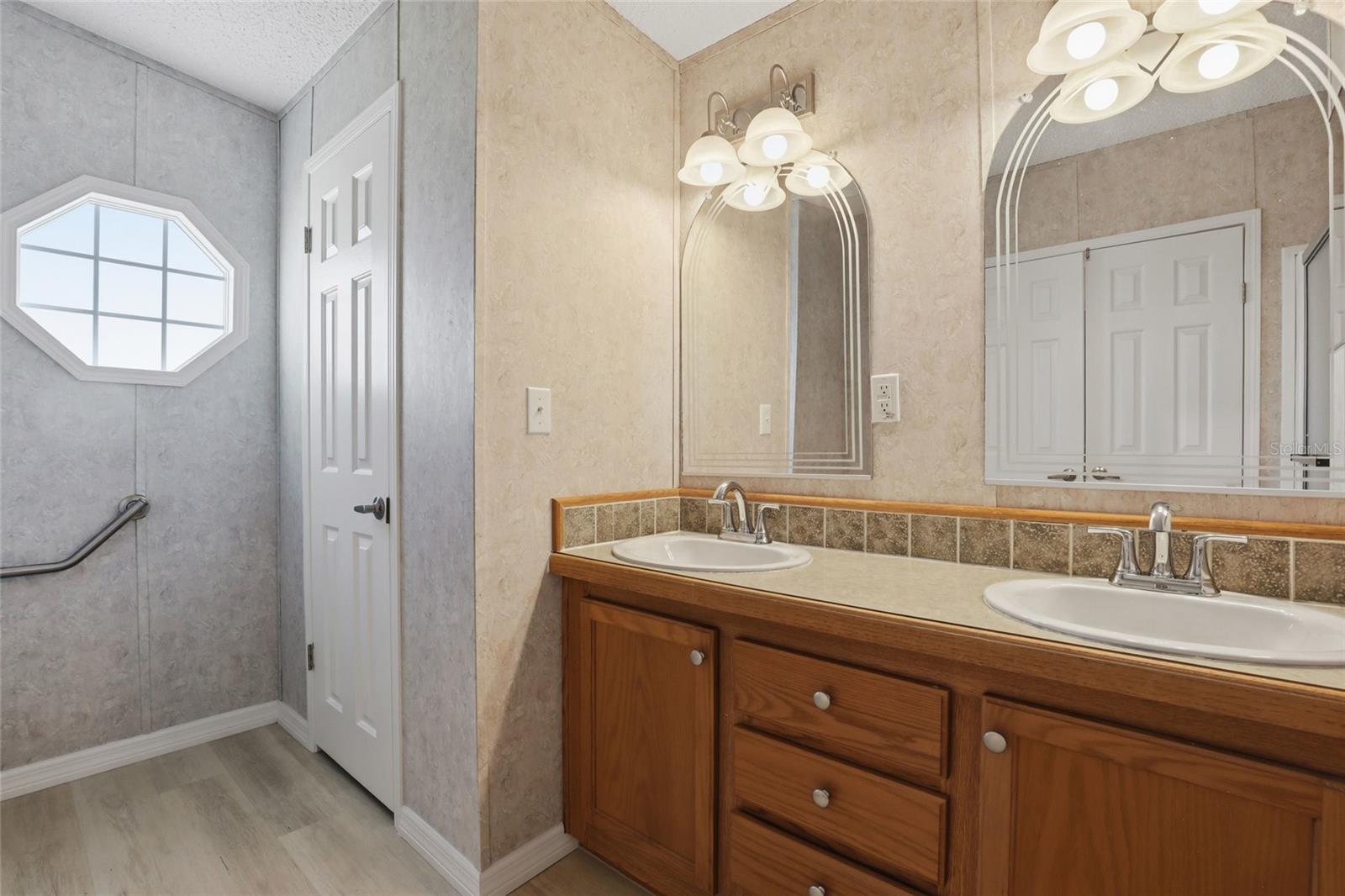 Image 26 of 41 For 29228 Edgewood Street