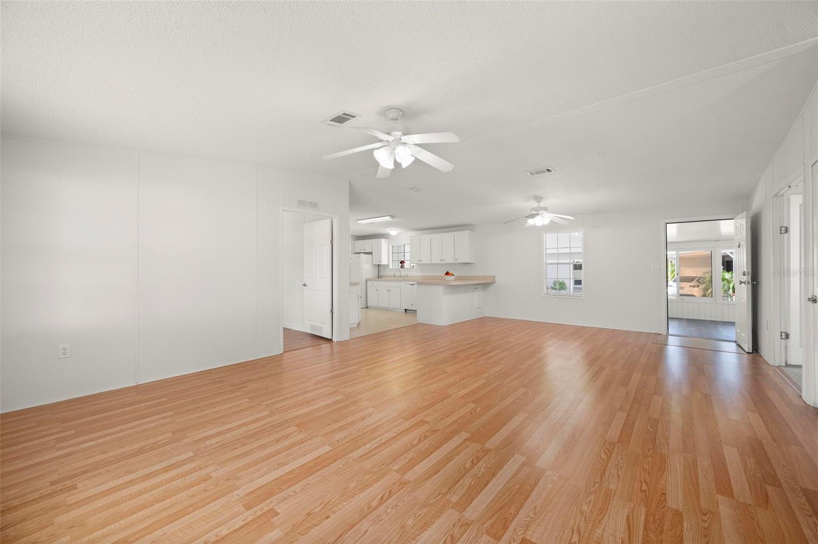 Image 11 of 47 For 1000 Kings Highway 128