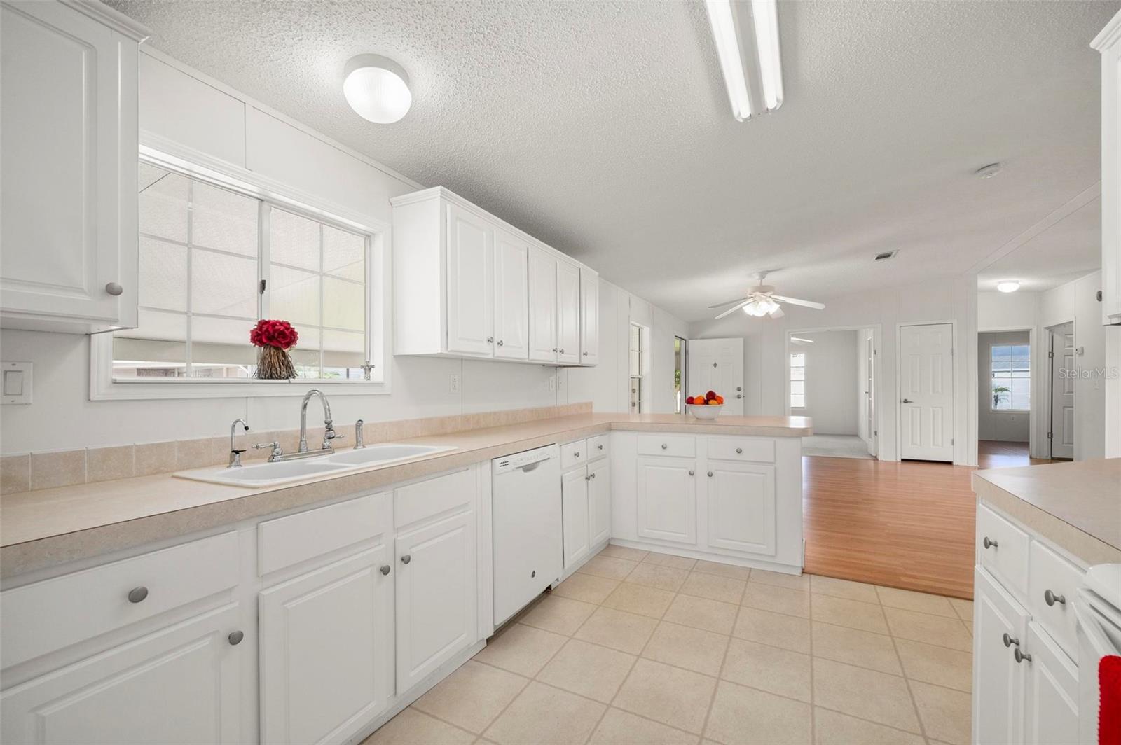 Image 13 of 47 For 1000 Kings Highway 128