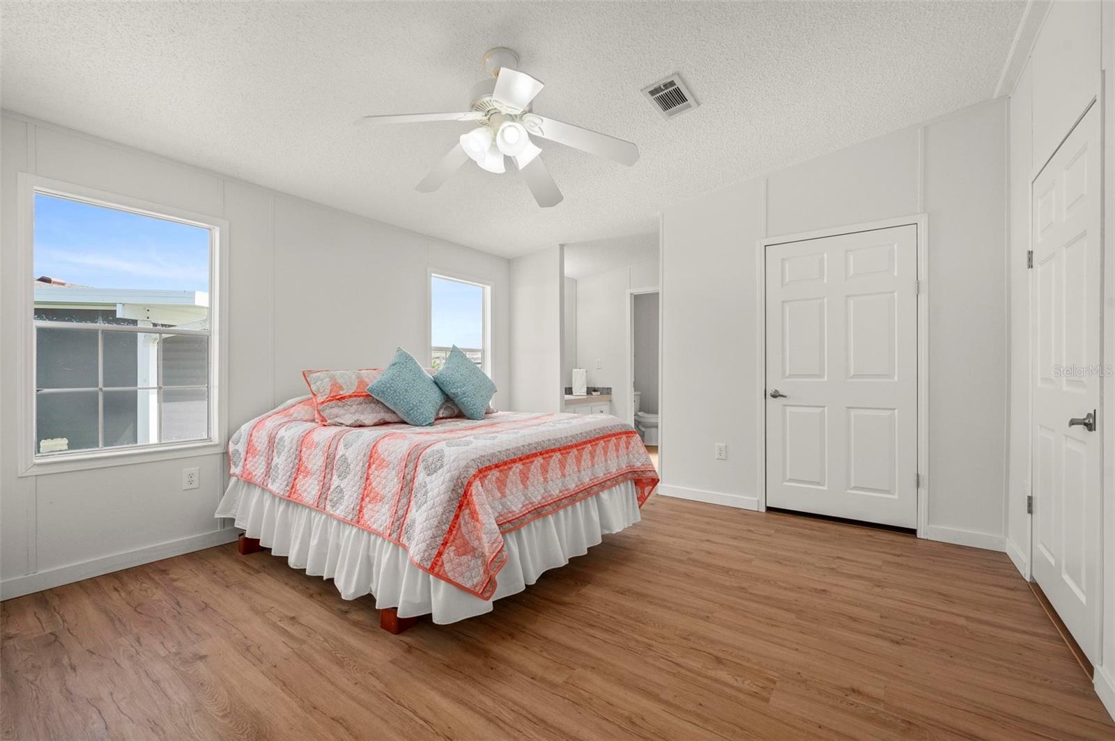 Image 19 of 47 For 1000 Kings Highway 128