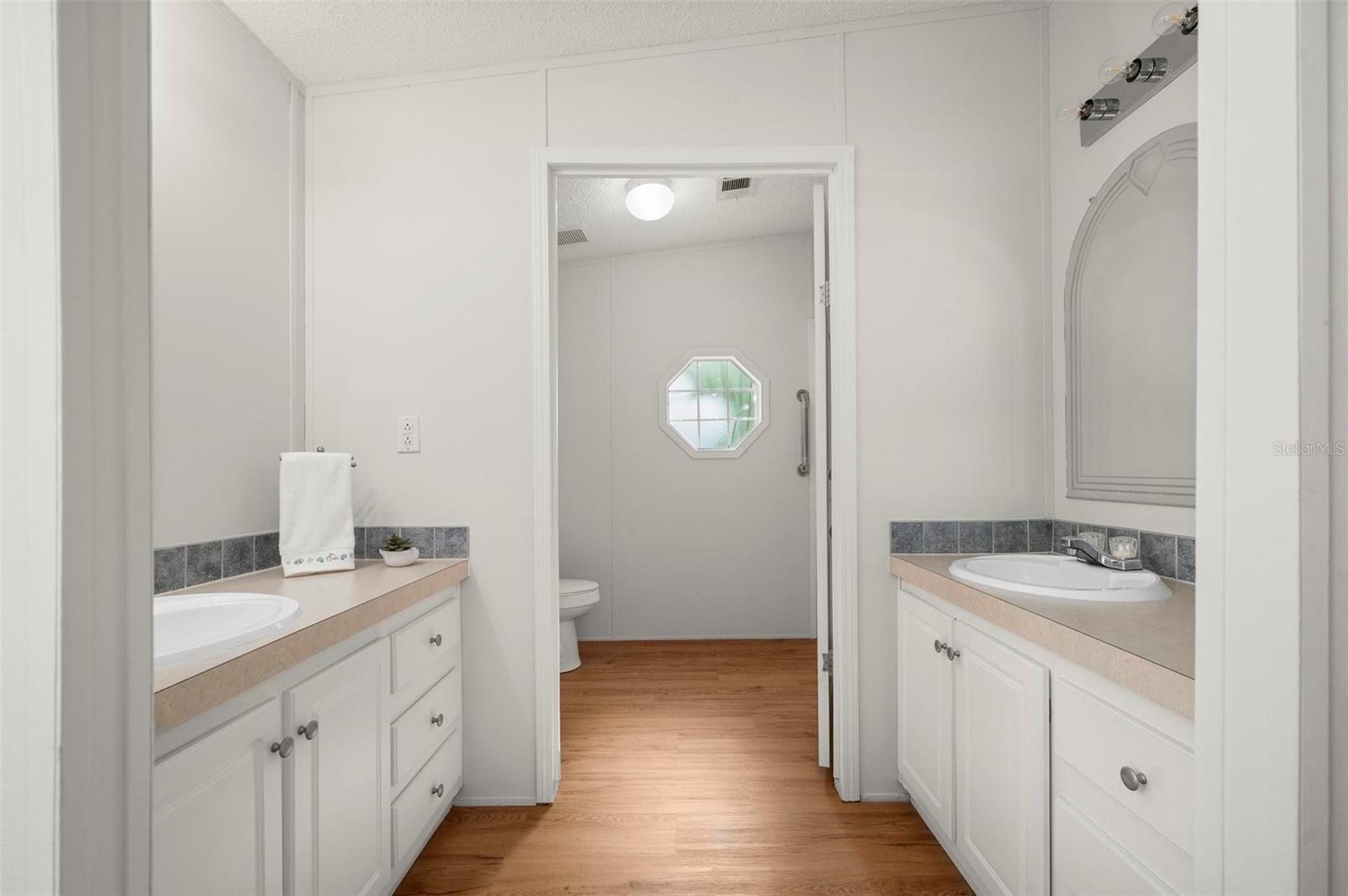 Image 22 of 47 For 1000 Kings Highway 128