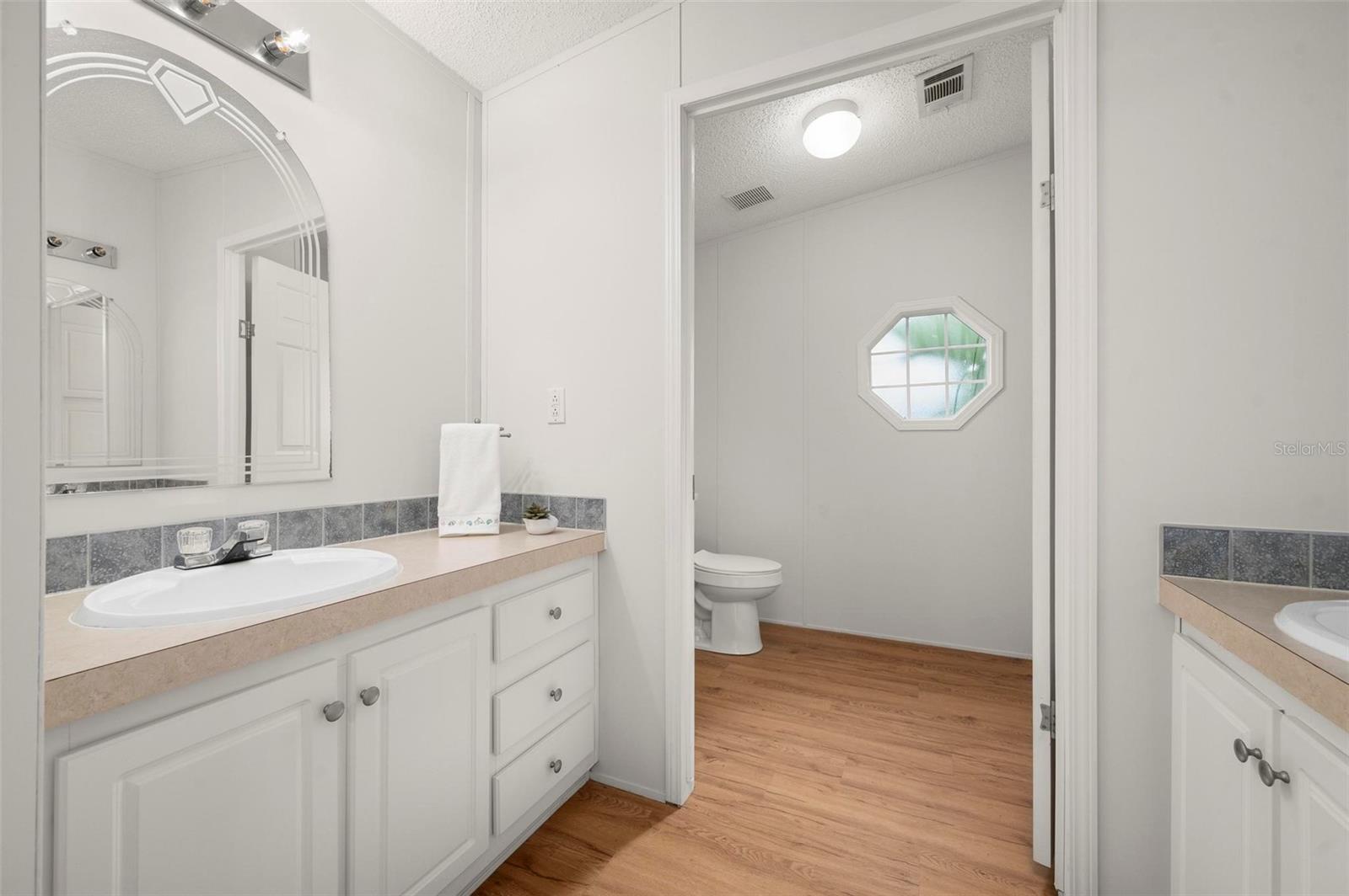 Image 23 of 47 For 1000 Kings Highway 128