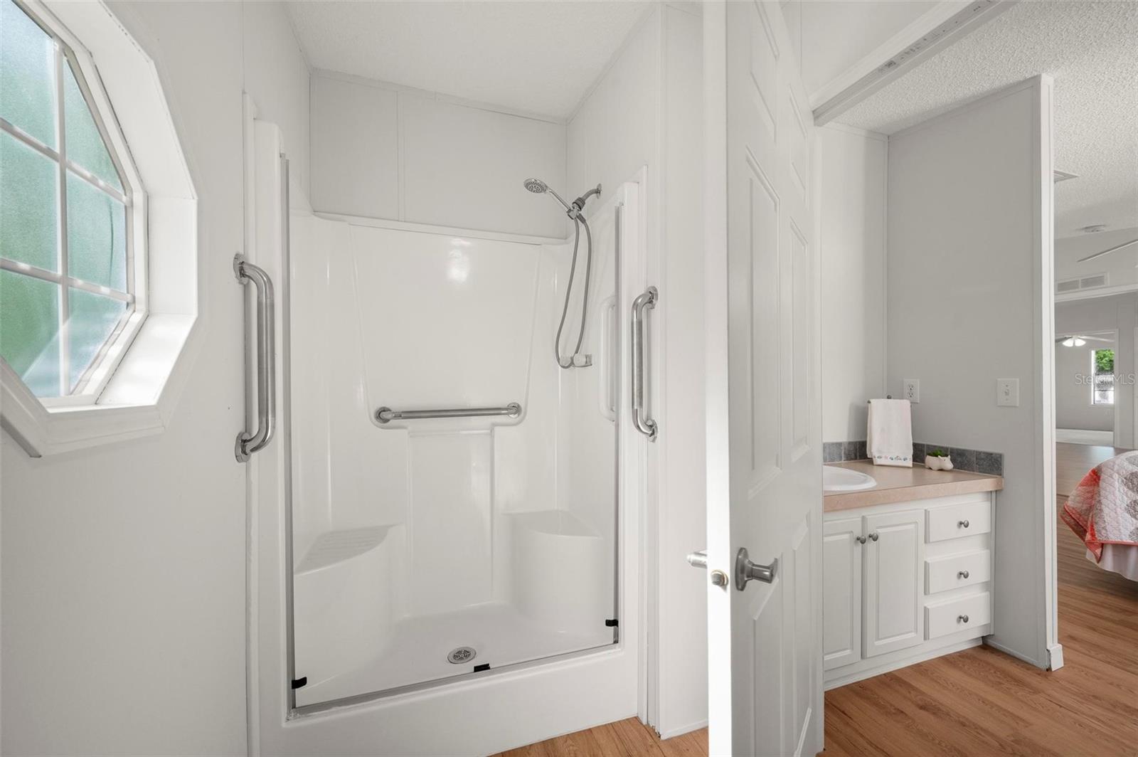 Image 24 of 47 For 1000 Kings Highway 128