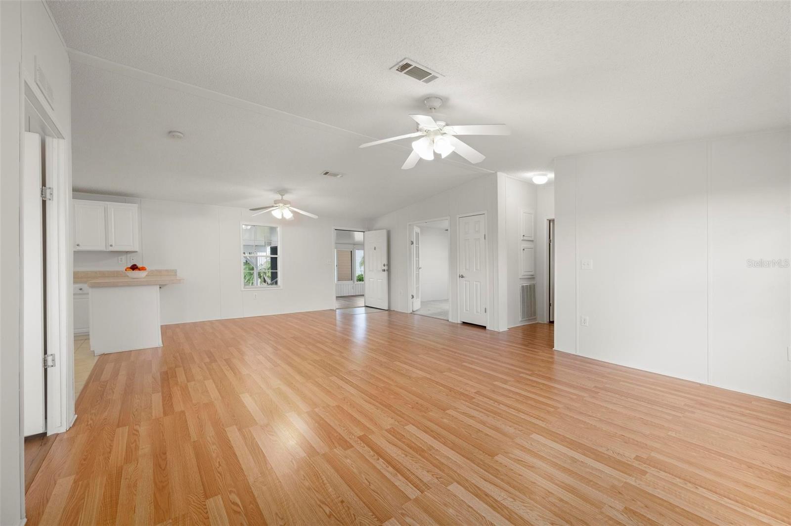 Image 8 of 47 For 1000 Kings Highway 128