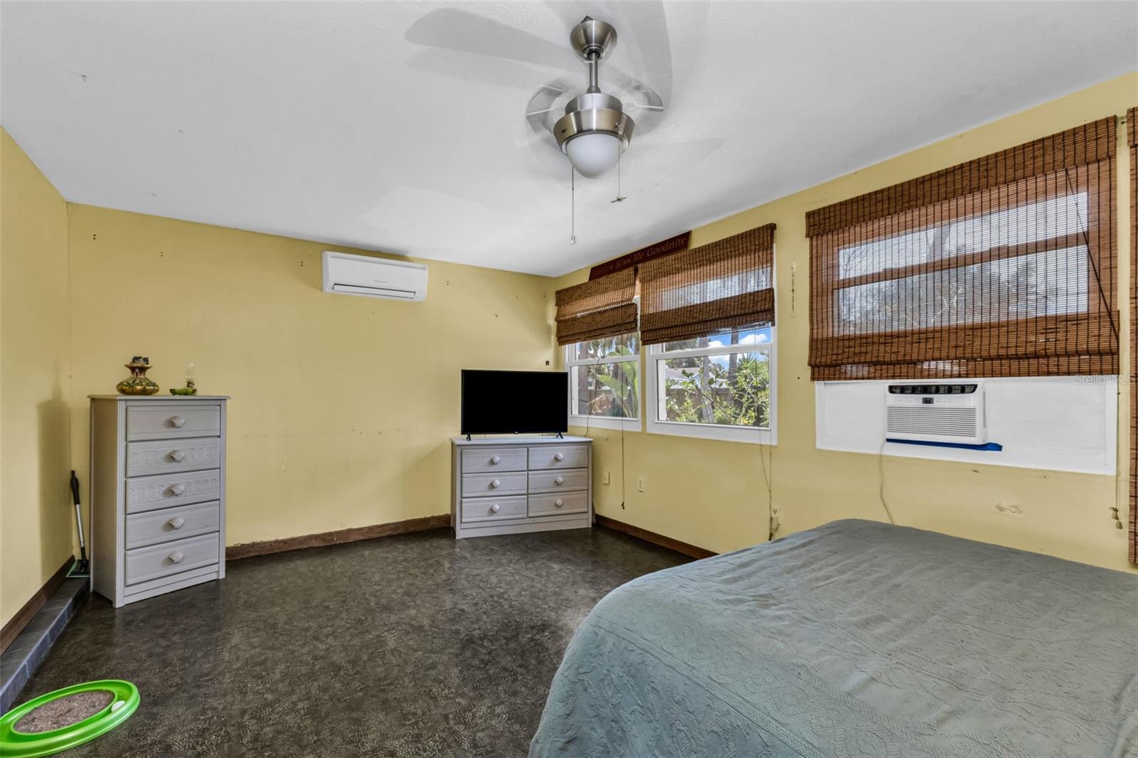 Image 19 of 47 For 22289 Olean Boulevard