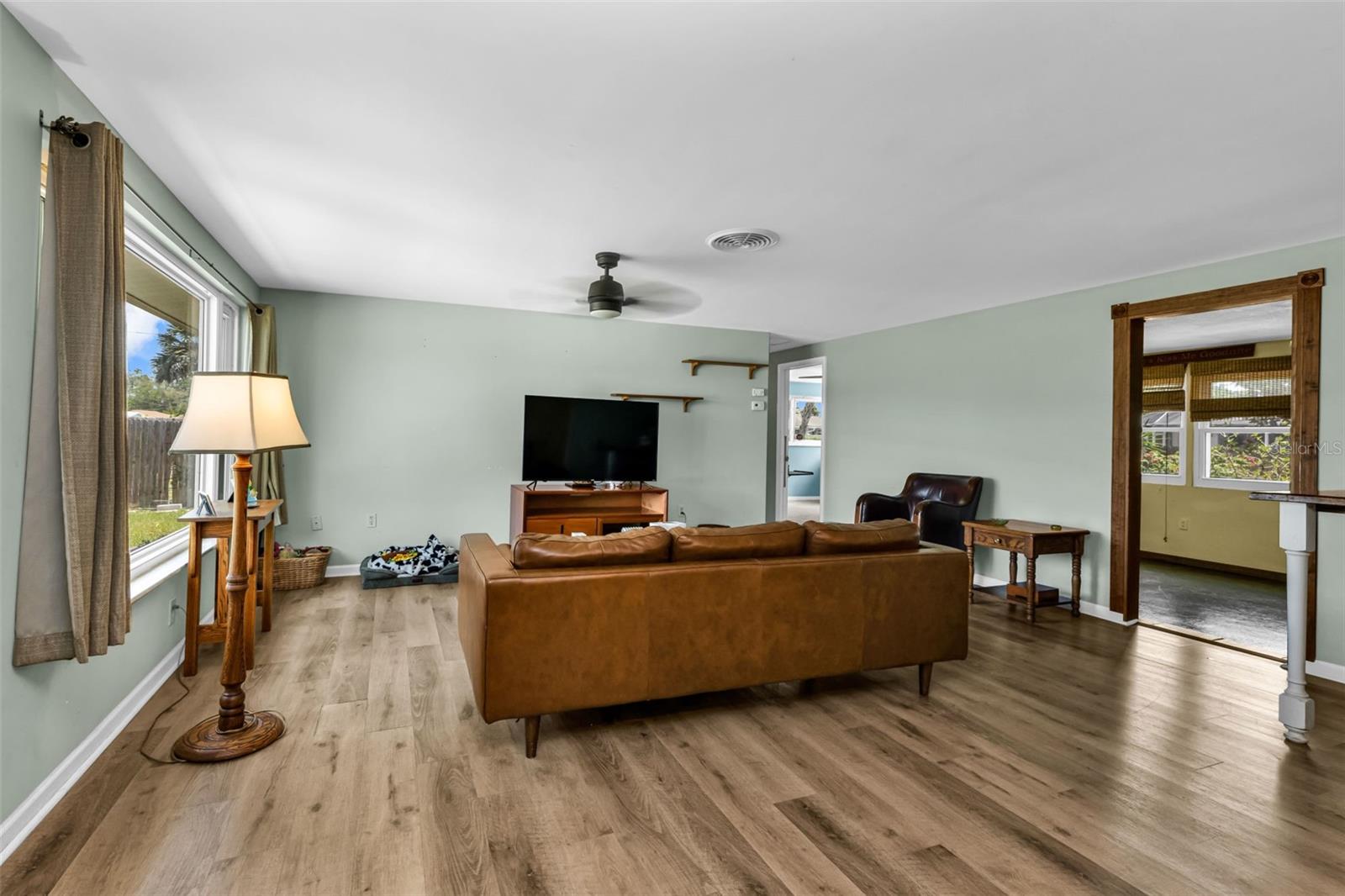 Image 9 of 47 For 22289 Olean Boulevard