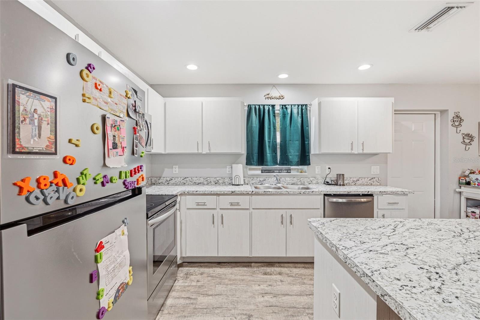 Image 11 of 33 For 409 Bridle Path