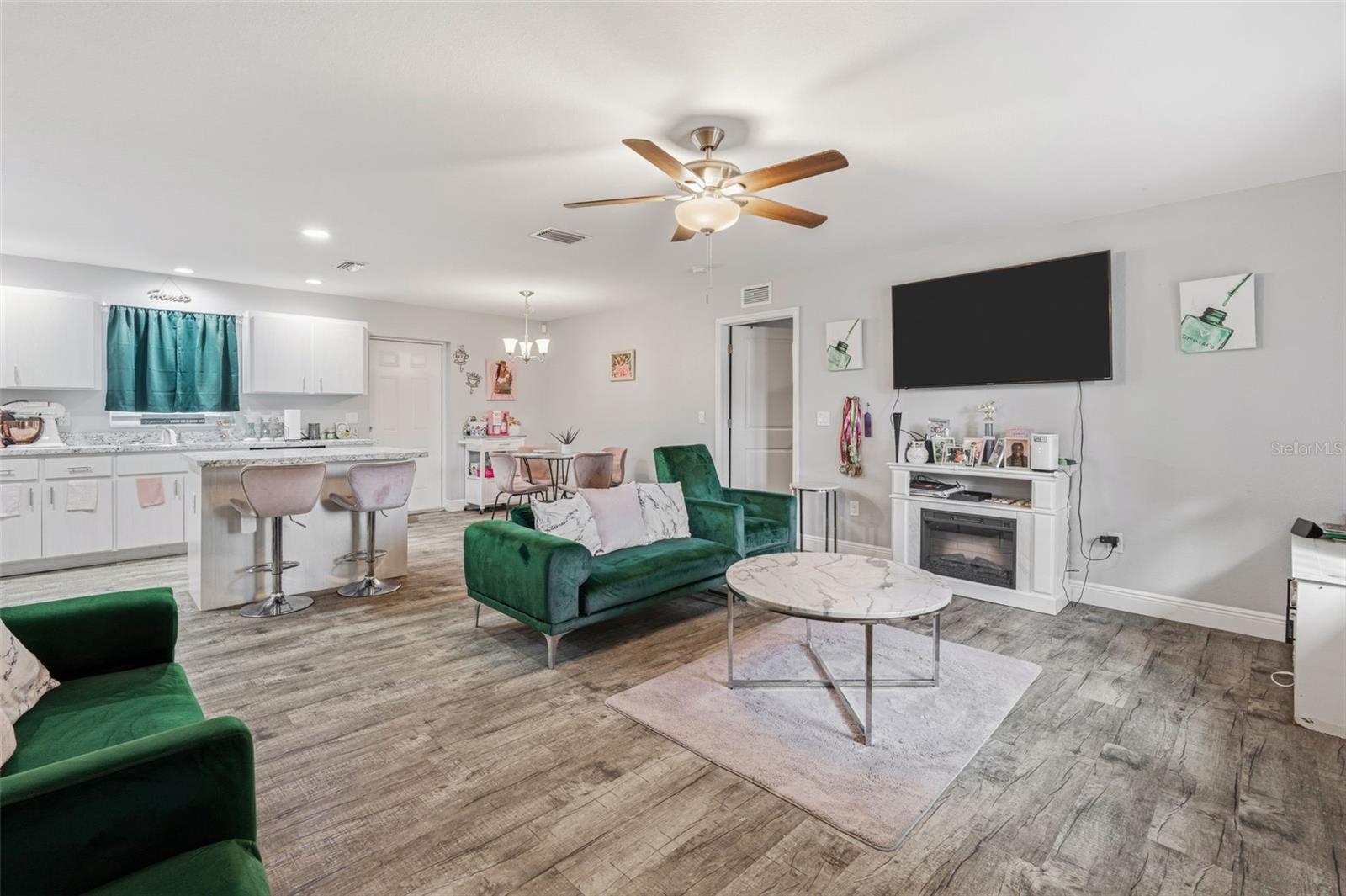 Image 4 of 33 For 409 Bridle Path