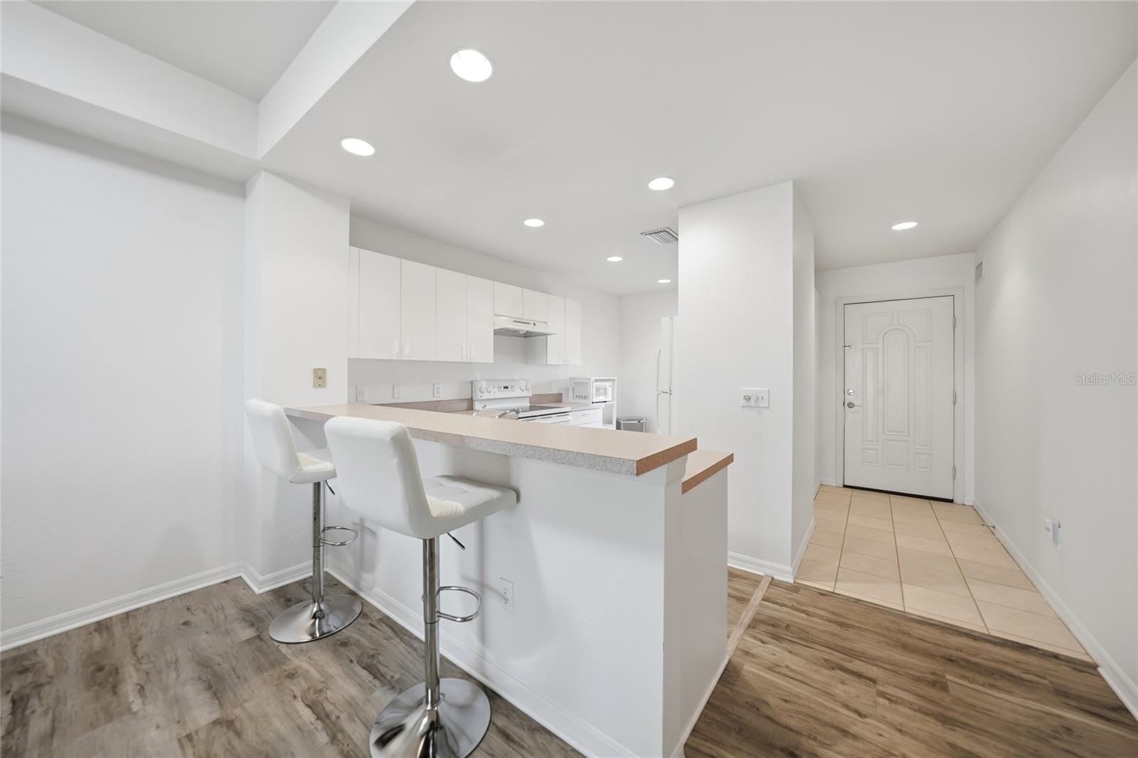 Image 6 of 19 For 1295 Saxony Circle 2103