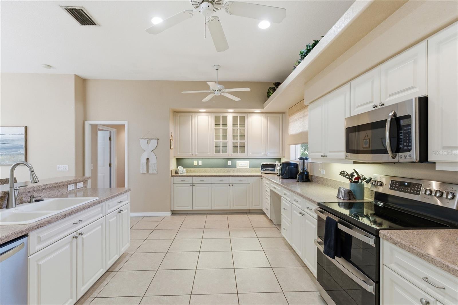 Image 11 of 34 For 974 Rotonda Circle