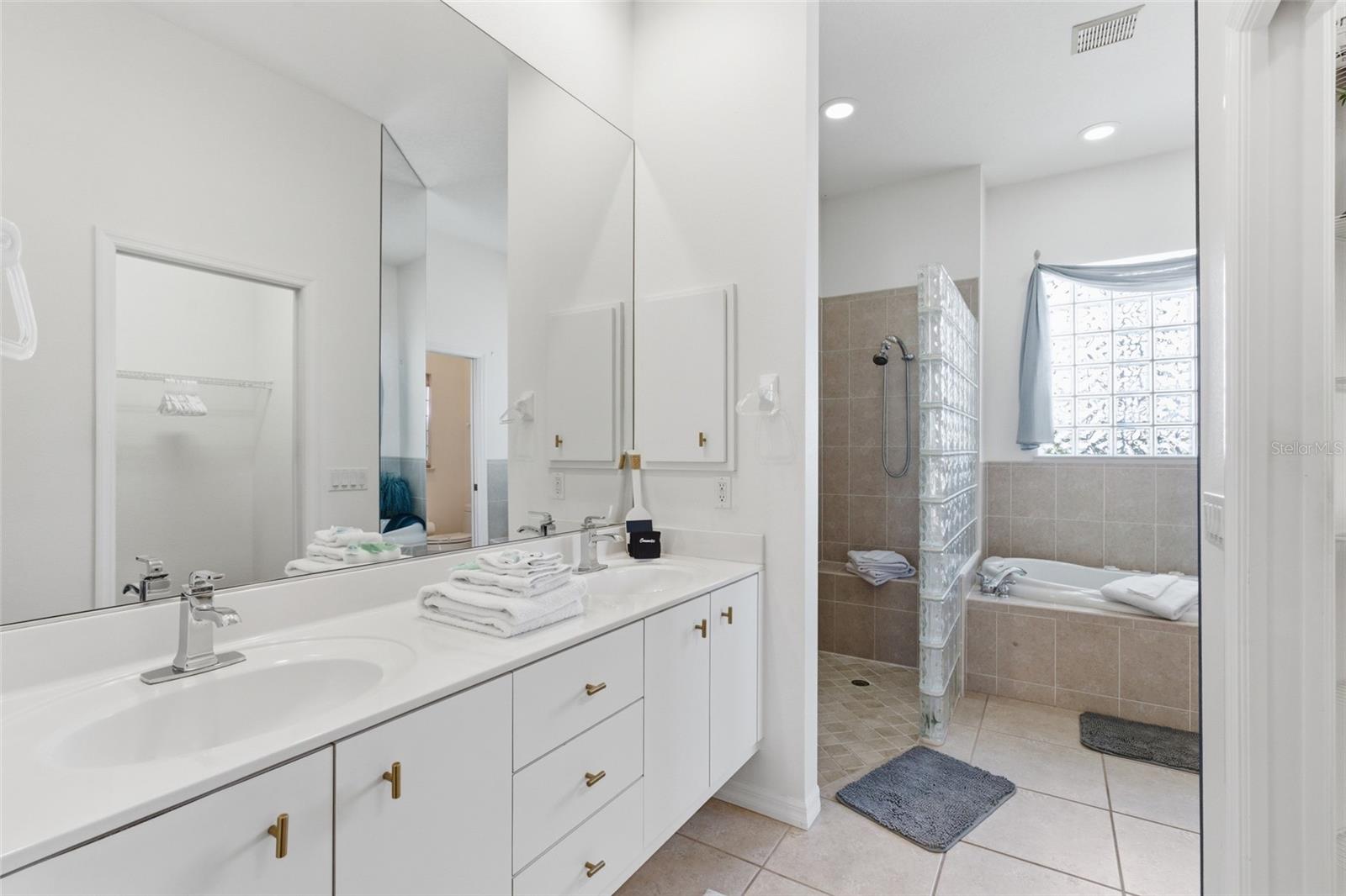 Image 17 of 34 For 974 Rotonda Circle