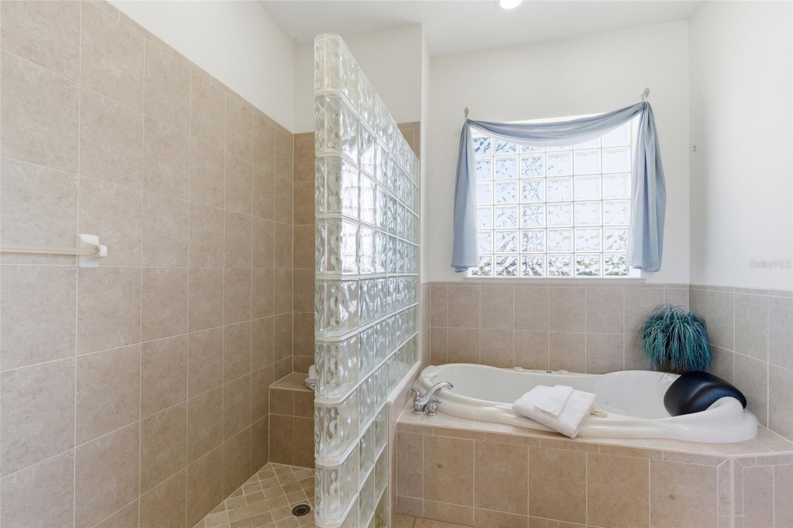 Image 18 of 34 For 974 Rotonda Circle