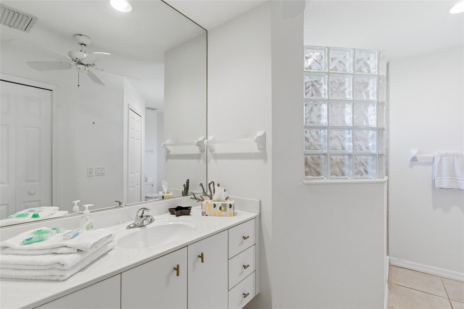 Image 21 of 34 For 974 Rotonda Circle