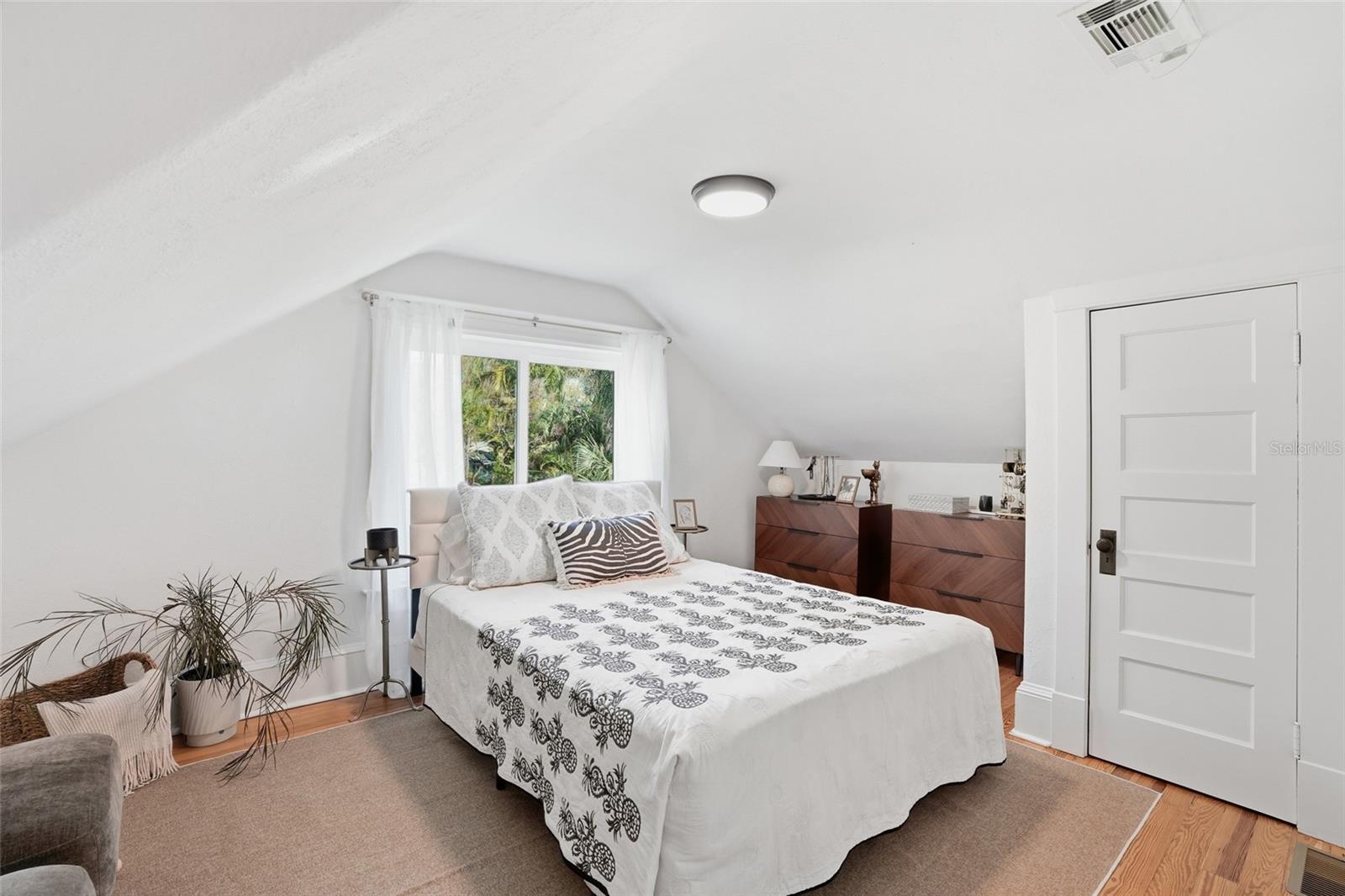 Image 33 of 49 For 1473 Barcelona Avenue