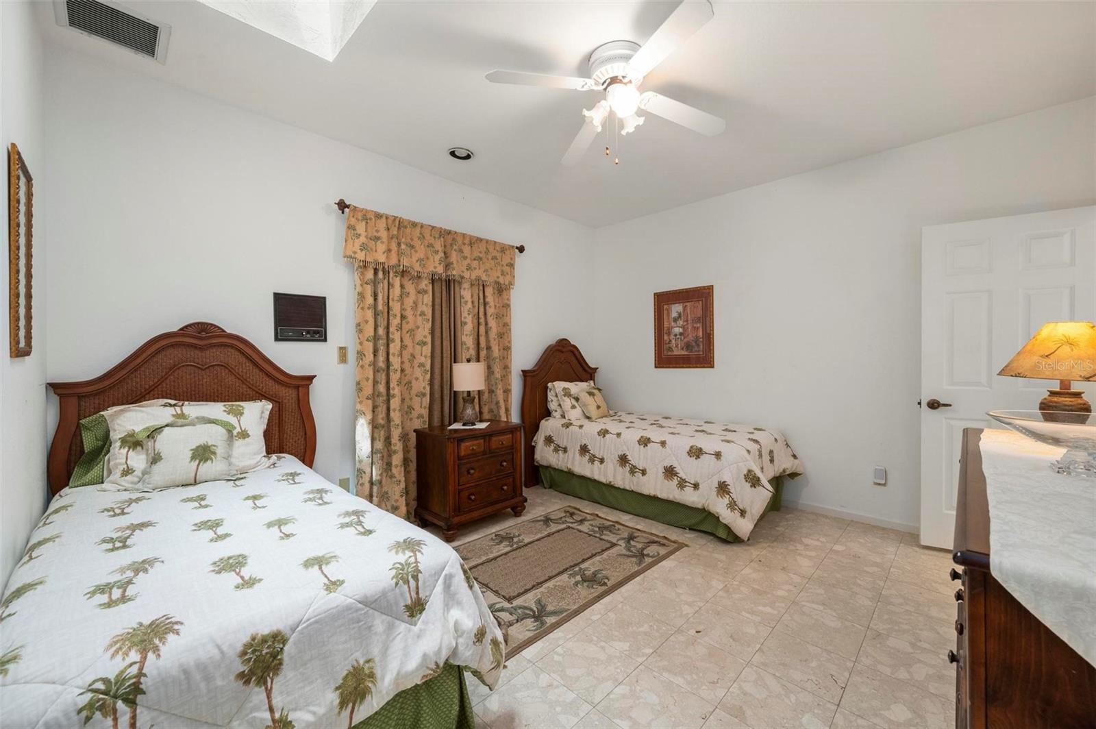 Image 24 of 76 For 1105 Yorkshire Street