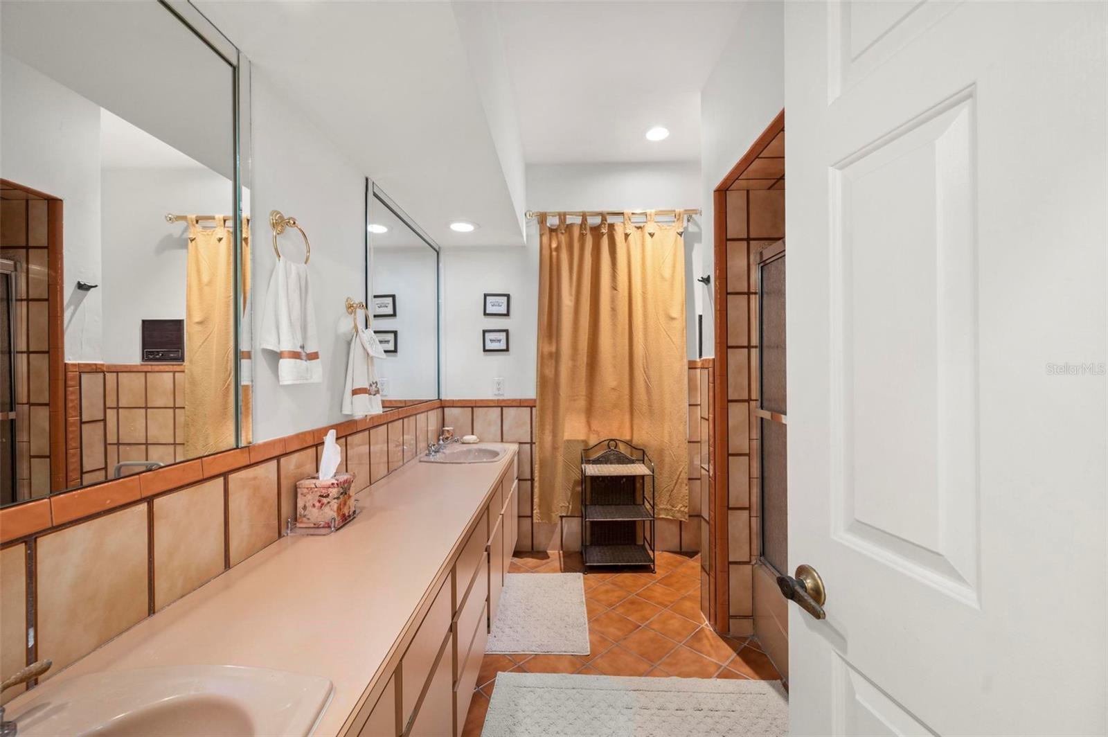 Image 36 of 76 For 1105 Yorkshire Street