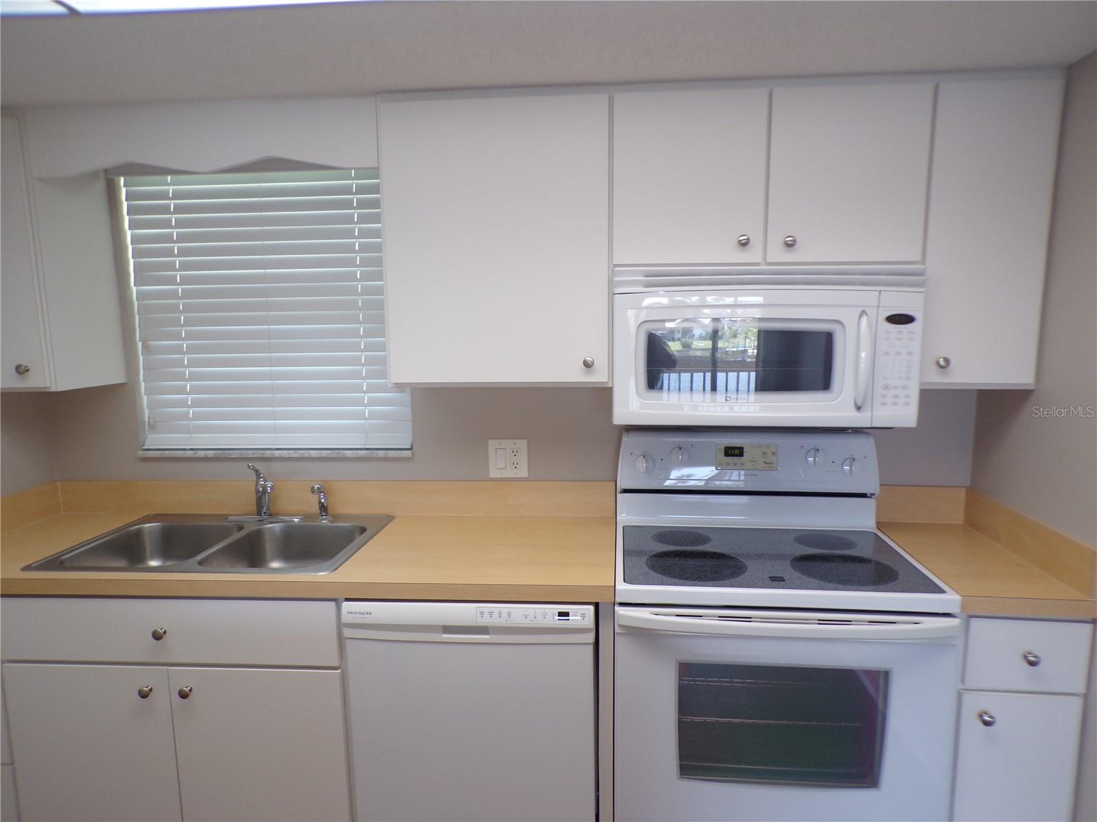 Image 8 of 43 For 1080 Bal Harbor Boulevard 4d