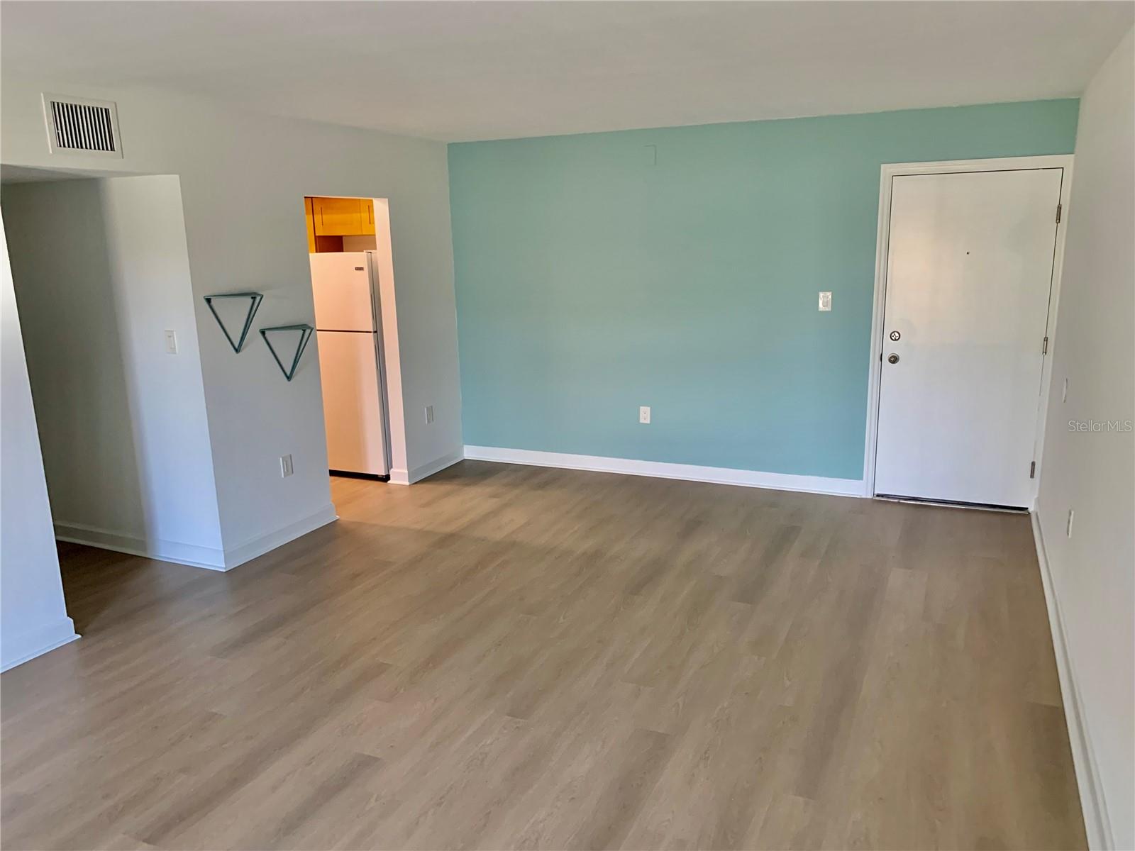 Image 5 of 32 For 21267 Gertrude Avenue 114