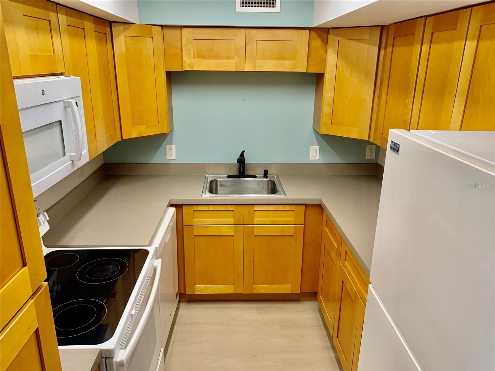 Image 8 of 32 For 21267 Gertrude Avenue 114