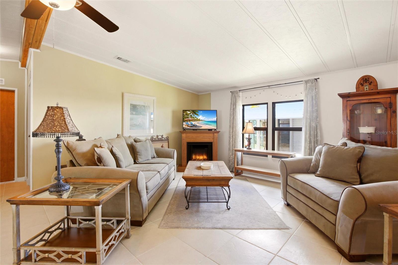 Image 14 of 59 For 15550 Burnt Store Road 231