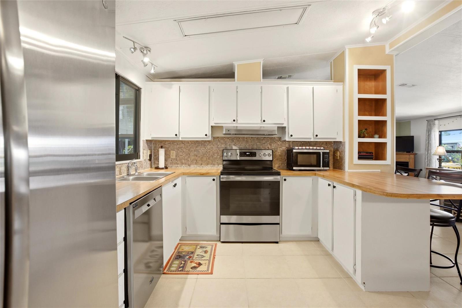 Image 22 of 59 For 15550 Burnt Store Road 231