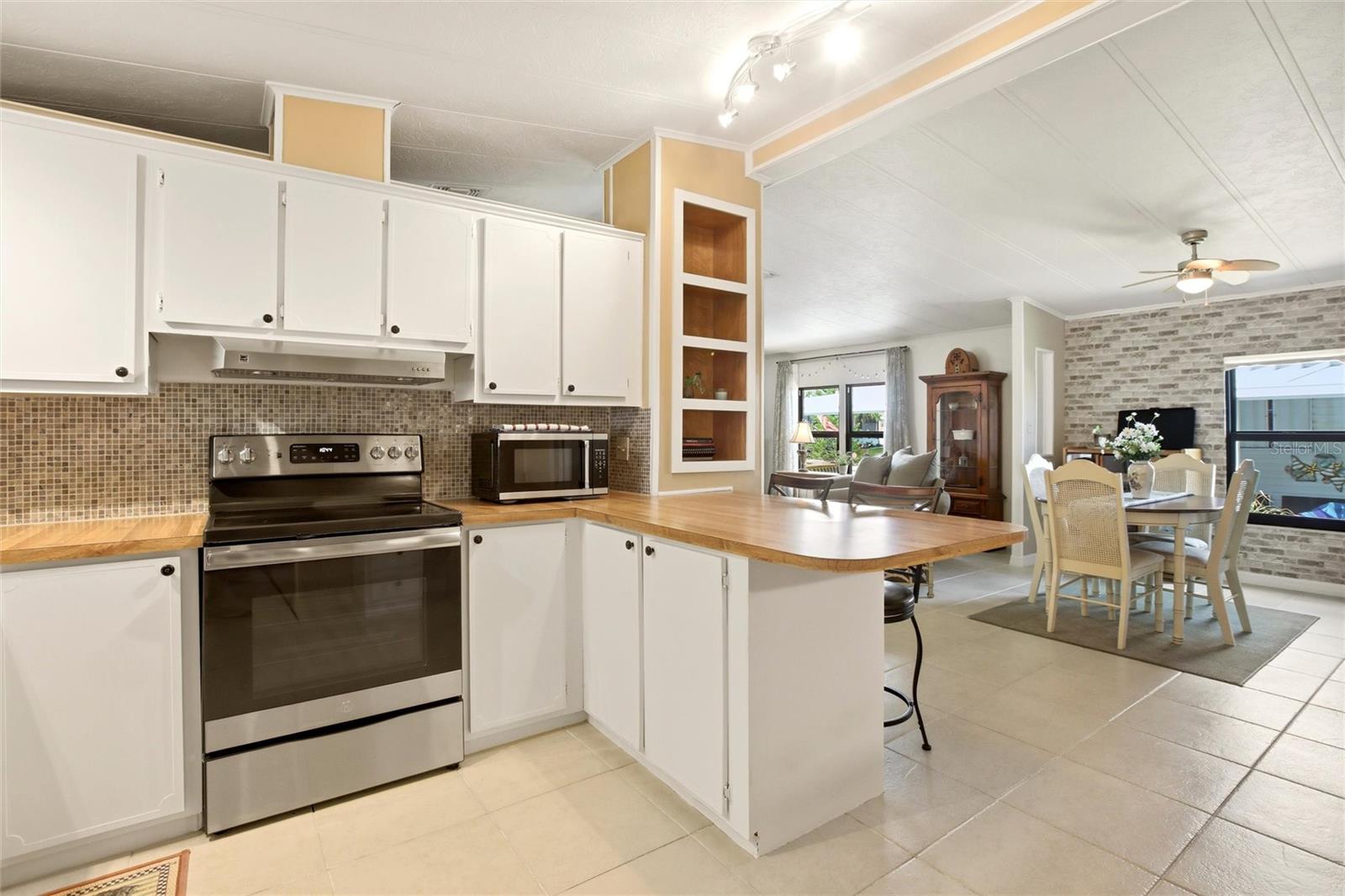 Image 23 of 59 For 15550 Burnt Store Road 231