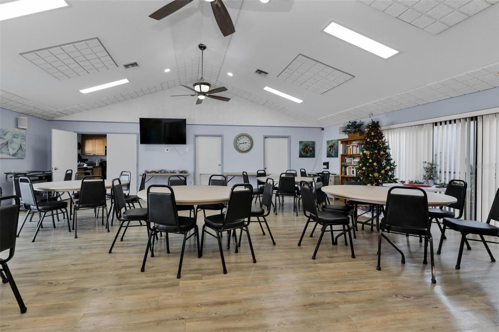 Image 33 of 46 For 21405 Olean Boulevard 528