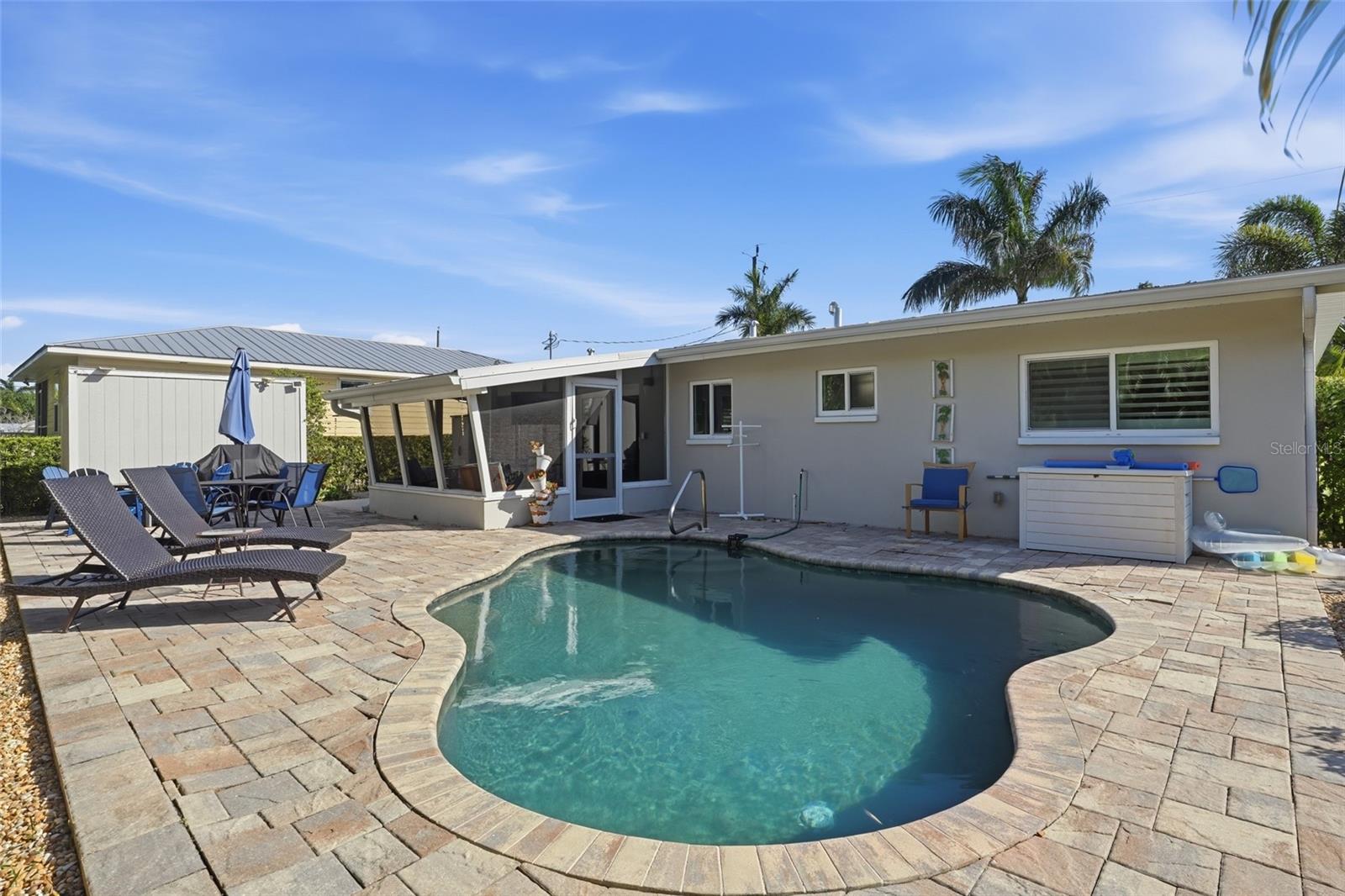 Image 4 of 49 For 415 Harvey Street