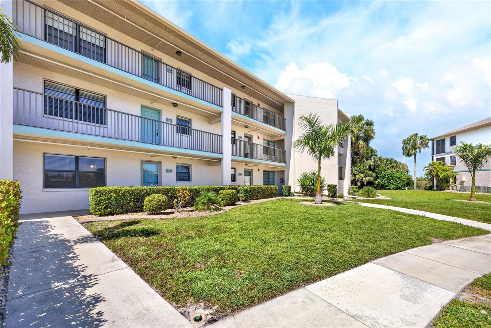 Image 3 of 44 For 175 Kings Highway 516